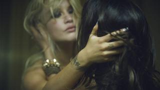 FOTOS: Leslie Shaw en escenas lésbicas en nuevo video