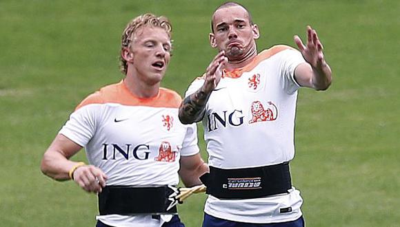 Wesley Sneijder (derecha) y Dirk Kuyt (izquierda) en un reciente entrenamiento de la selección holandesa. (AP)