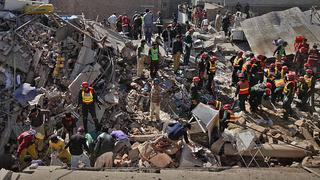 Al menos 13 muertos y 50 personas atrapadas tras derrumbe en Pakistán