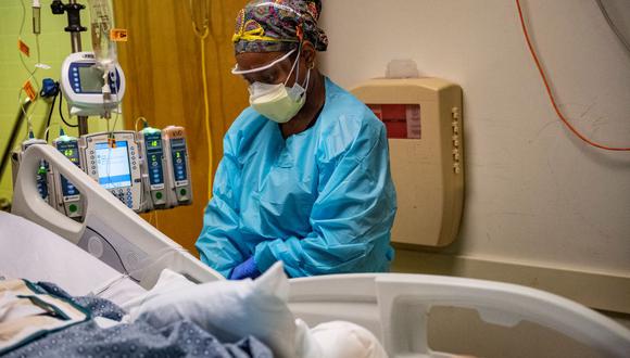 Una trabajadora médica atiende a un paciente de coronavirus en una sala de cuidados intensivos del UMass Memorial Medical Center en Worcester, Massachusetts, Estados Unidos. (Joseph Prezioso / AFP).