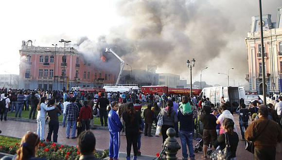 Plaza Dos de Mayo: 15 familias se vieron afectadas por incendio en edificio. (Luis Gonzales)