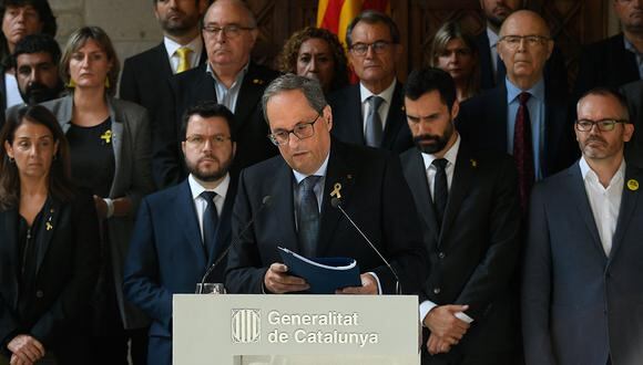 El presidente regional catalán, Quim Torra, pronuncia un discurso en Barcelona, luego de conocer la condena a nueve líderes catalanes. (Foto: AFP)