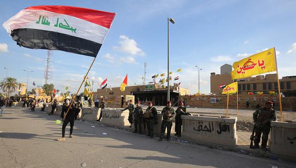 Las fuerzas de seguridad iraquíes se desplegaron frente a la embajada de los Estados Unidos en la capital Bagdad, luego de una orden de la fuerza paramilitar Hashed al-Shaabi a los partidarios de abandonar el complejo. (Foto: AFP)