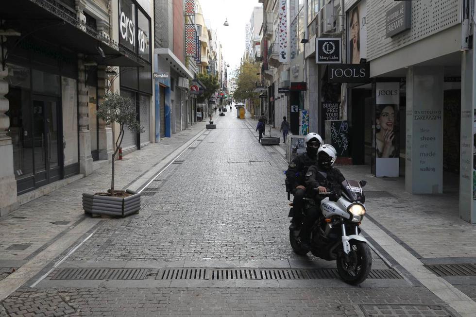 Las calles de las ciudades de Grecia han pasado del frenesí a estar prácticamente vacías en pocas horas con la llegada del segundo confinamiento, impuesto por el gobierno durante noviembre para hacer frente al aumento de casos de coronavirus (COVID-19).