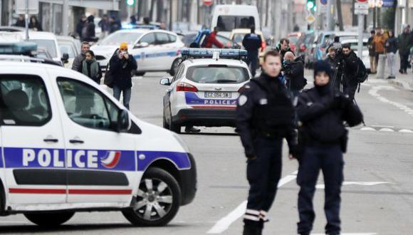 Agentes de la policía francesa llevan a cabo una operación antiterrorista en el barrio de Neudorf, en Estrasburgo. (Foto: EFE)
