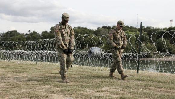 El 19º Batallón de Ingenieros con sede en Kentucky trabajan en un parque público en Laredo, Texas, instalando púas y cable de concertina. (Foto referencial: AFP)