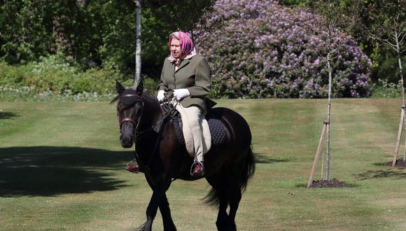La reina Isabel II del Reino Unido montando a caballo en mayo del 2020. (Foto: AFP | Steve Parsons)