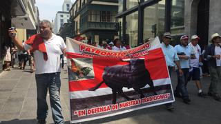 Marchan a favor de las corridas de toros y peleas de gallos en el Centro de Lima [FOTOS]