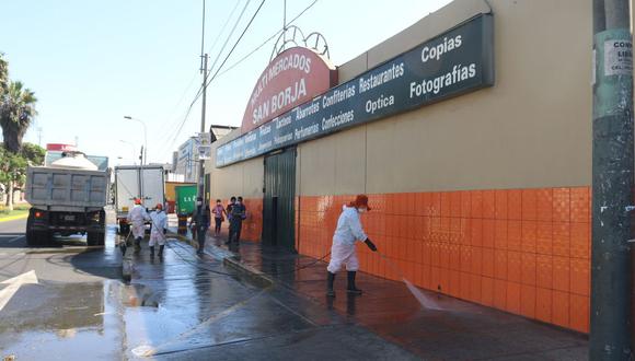 El personal de limpieza realiza los trabajos en los alrededores de mercados de San Borja. (Municipalidad de San Borja)