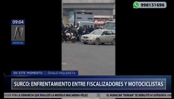 Un enfrentamiento entre fiscalizadores y motociclistas se registró esta mañana en el Óvalo Higuereta. (Captura: Canal N)
