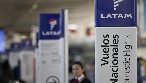 Latam aseguró que continuará operando sus vuelos nacionales e internacionales “en la medida de que la actual normatividad del Estado de Emergencia” en Perú se lo permita. (Foto: AP)
