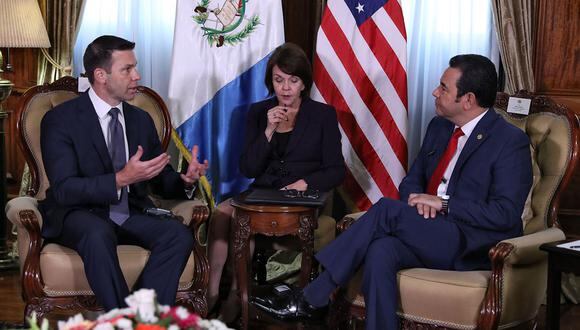El presidente de Guatemala, Jimmy Morales (derecha), entrevistándose con el secretario interino de Seguridad Nacional de Estados Unidos, Kevin McAleenan. (Foto: AFP)