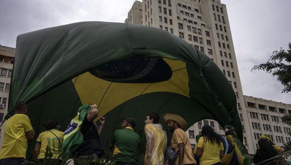 Los partidarios del presidente brasileño Jair Bolsonaro acampan durante una manifestación contra los resultados de la segunda vuelta electoral, frente a la sede del Comando Militar Oriental (CML), en el centro de Río de Janeiro, Brasil, el 15 de noviembre de 2022. (Foto de TERCIO TEIXEIRA / AFP )