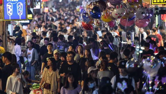 En esta foto de archivo tomada el 8 de septiembre de 2020, se observa una calle llena de gente en la ciudad de Changsha, provincia china de Hunan. (HÉCTOR RETAMAL / AFP).