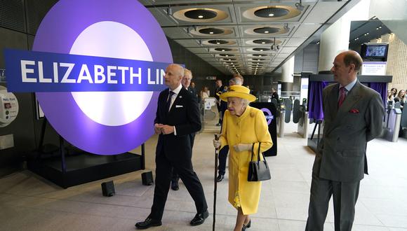 La reina Isabel II hizo una visita sorpresa a la estación londinense de Paddington. (Foto: Andrew Matthews / POOL / AFP)
