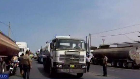 En Trujillo, la Panamericana Norte estuvo bloqueada por un camión. (Foto: Captura/Canal N)