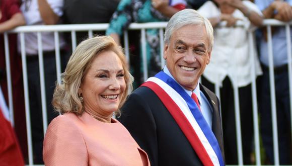 El presidente de Chile, Sebastián Piñera, acompañado de su esposa, la primera dama Cecilia Morel, llega al Palacio Presidencial de La Moneda en Santiago de Chile el 11 de marzo de 2018. (REUTERS / Catherine Allen).
