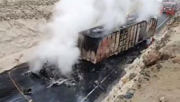 El chófer del trailer resultó ileso. El incendió se registró antes del peaje de entrada a Huacho. (Foto: Difusión)