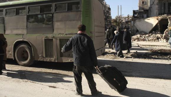 Suspenden evacuación de civiles tras quema de autobuses en Alepo. (EFE)