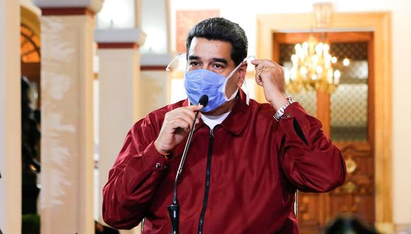 Nicolás Maduro usando una máscara facial mientras hace un anuncio televisado sobre la pandemia mundial de coronavirus, en Caracas. (Foto: AFP)