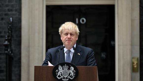 El primer ministro británico, Boris Johnson, hace una declaración frente al número 10 de Downing Street en el centro de Londres el 7 de julio de 2022. (Foto de JUSTIN TALLIS / AFP)