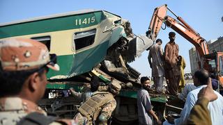 Al menos 21 muertos y decenas de heridos por choque de trenes en Pakistán
