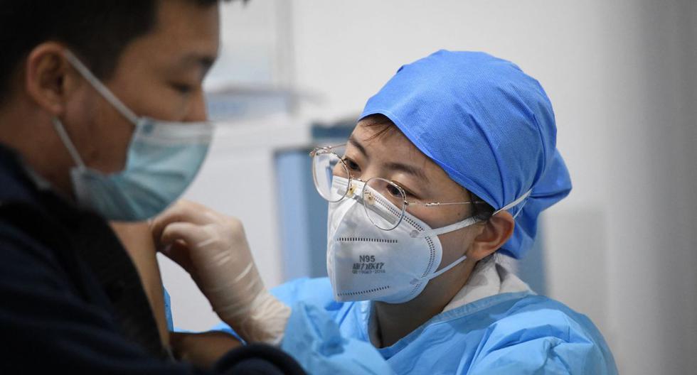 Un trabajador médico inocula a un hombre con la vacuna contra el coronavirus en el Museo de Planificación Urbana de Chaoyang, en Beijing (China), el 15 de enero de 2021. (Noel Celis / AFP).
