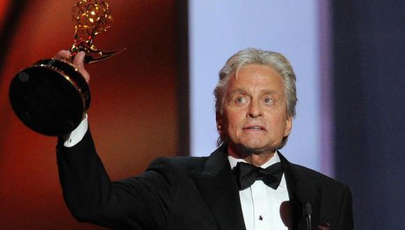 Michael Douglas al recibir su Emmy. (AFP)