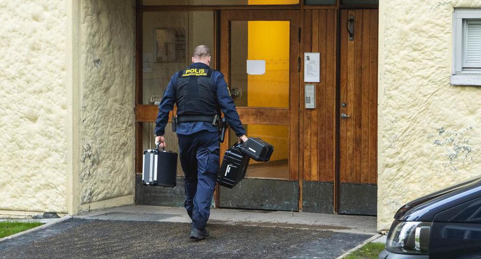 Imagen de un técnico de la policía ingresando este 1 de diciembre de 2020 al apartamento en Haninge, Suecia. (EFE/EPA/Claudio Bresciani).