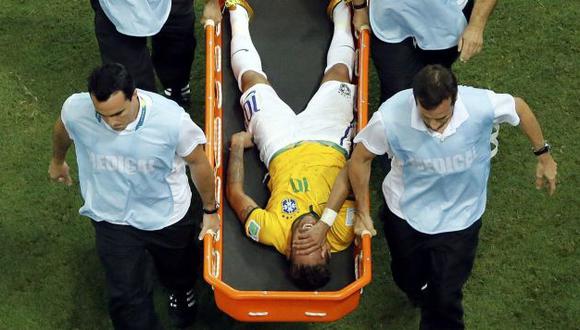 Dolor. Neymar llora mientras es llevado a una clínica. (Reuters)