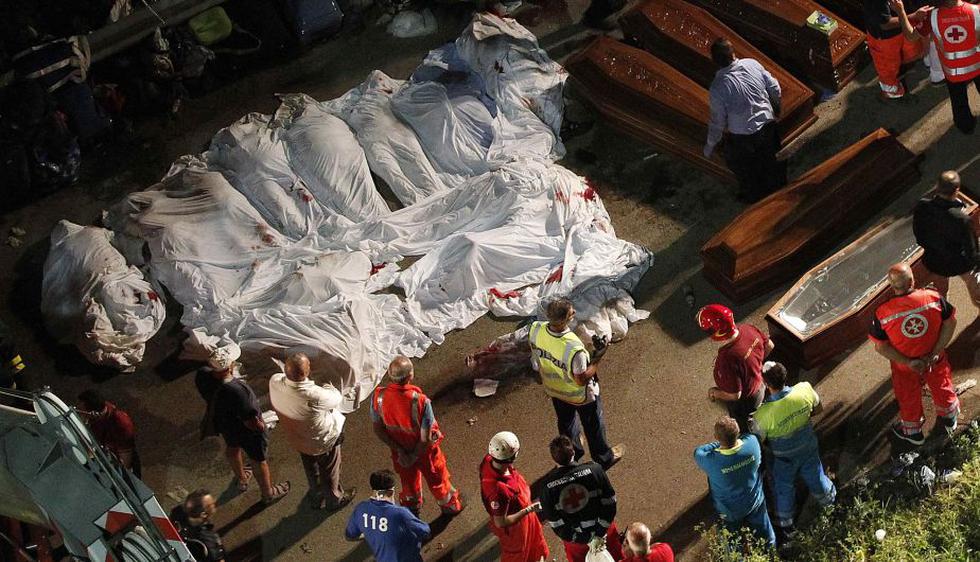 Hasta esta noche, 36 cuerpos habían sido recuperados entre los restos del vehículo. (Reuters)