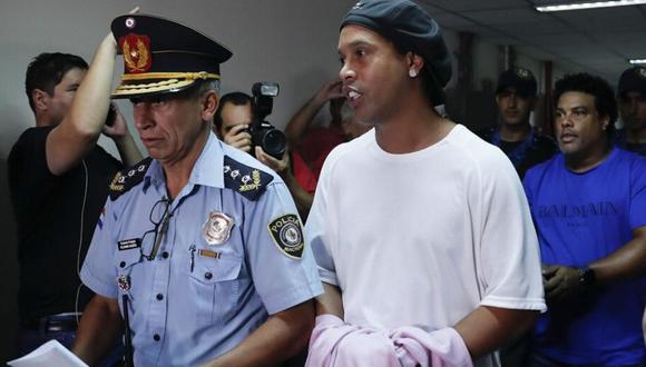 Ronaldinho compareció ante juez esposado, en Paraguay. (Foto: Agencias)