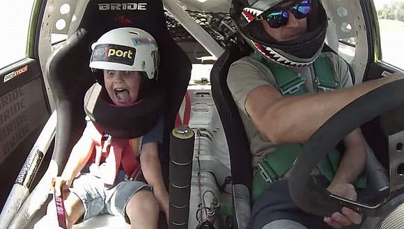 Este niño de 5 años tuvo la mejor reacción al manejo temerario de su padre. (YouTube)