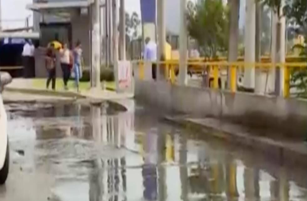 Tubería de desagüe colapsa e inunda parte de la pista en La Victoria. (Canal N)
