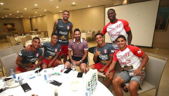 Claudio Pizarro estuvo con los jugadores de la selección peruana. (Foto: FPF)