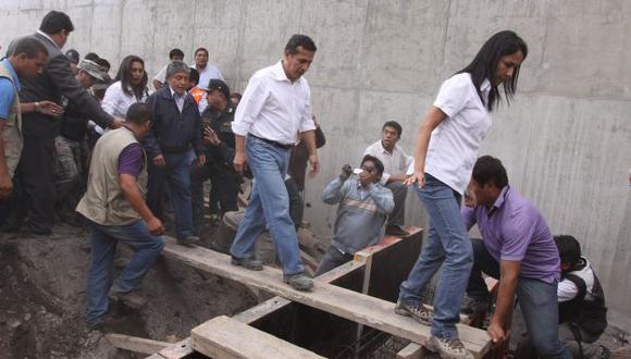NO SE VAYA A CAER. Con algo de ayuda, el presidente Humala recorre la zona afectada por las lluvias. (Omar Cruz/USI)