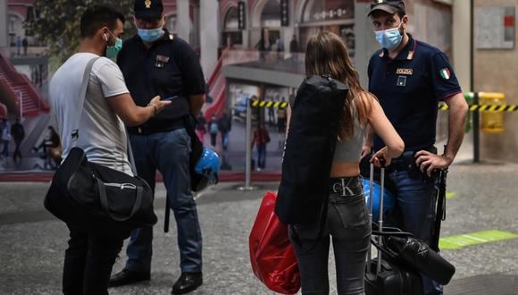 Italia ha exigido una prueba de vacunación, una recuperación reciente del coronavirus o una prueba negativa para las personas que quieran cenar en restaurantes o ingresar a museos y eventos deportivos. (Foto: Marco BERTORELLO / AFP)