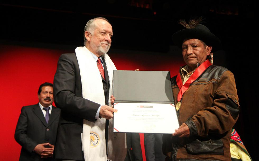Entonces ministro de Cultura, Luis Peirano, distingue a Vicente Aymara Huallpa como Personalidad Meritoria de la Cultura en 2012.