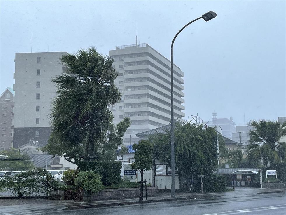El tifón Nanmadol ha dejado a su paso por la isla de Kyushu, en el suroeste de Japón, dos muertos y una docena de heridos, así como unas 300.000 viviendas sin electricidad, precipitaciones récord e infinidad de ríos en condiciones de desbordarse, según la cadena de radiotelevisión pública NHK. (Foto: EFE/EPA/JIJI PRESS JAPAN)