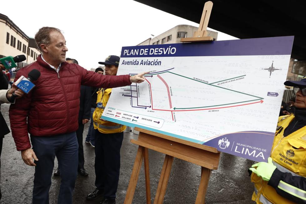 Alcalde Jorge Muñoz recorrió las cuadras que fueron cerradas al comercio ambulatorio. (César Campos /GEC)