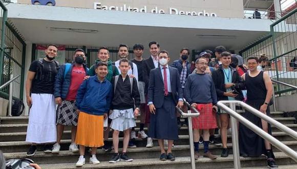 El profesor Arturo Hernández Abascal y sus alumnos asistiendo a la Universidad con falda. (Foto: Facebook)