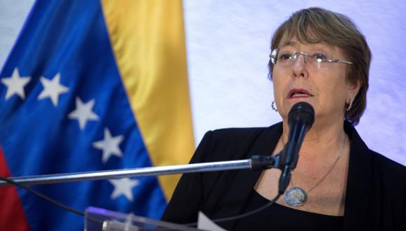 La alta comisionada de Naciones Unidas para los derechos humanos, Michelle Bachelet, habla durante una rueda de prensa este viernes en el aeropuerto internacional Aeropuerto Simón Bolívar de Maiquetia. (Foto: EFE)