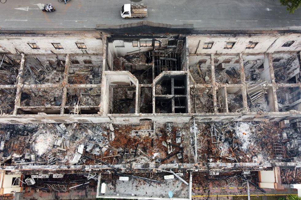 La noche de terror y caos que vivió ayer Tuluá (suroeste) en Colombia redujo a escombros el Palacio de Justicia de esa ciudad que ardió en llamas después de que una turba incendiara el edificio en una jornada de protestas protagonizada por los bloqueos y la violencia. (Texto y foto: EFE).