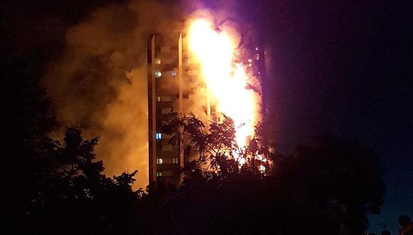 Un incendio de grandes proporciones consume un edificio en Latimer Road en Londres. (Infobae)