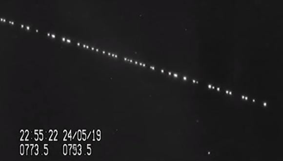 En las imágenes de 30 segundos se muestra cómo se trasladan esta fila de 60 satélites. (Foto: Captura de video)