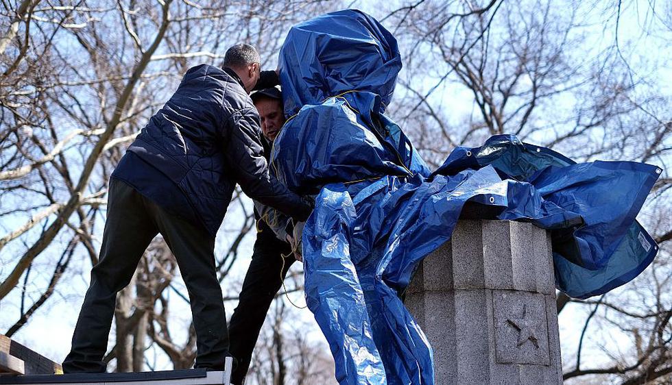 Retiraron la estatua de Edward Snowden, que había sido instalada por un grupo de artistas de manera secreta en el parque Fort Greene de Brooklyn. (AFP)