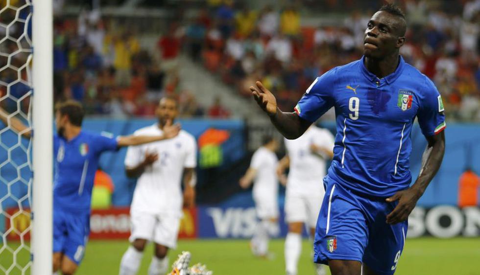 Mario Balotelli puso el 2-1 a favor de Italia sobre Inglaterra. (Reuters)