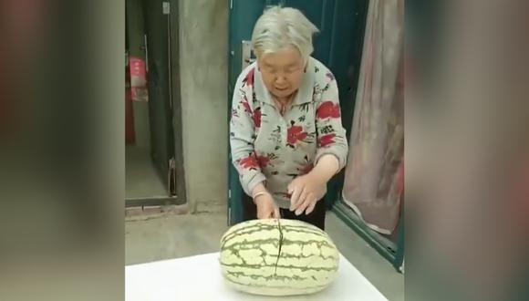 Anciana protagoniza jocoso momento que se volvió tendencia en redes sociales. (Foto: Shanghai Observed en Facebook)