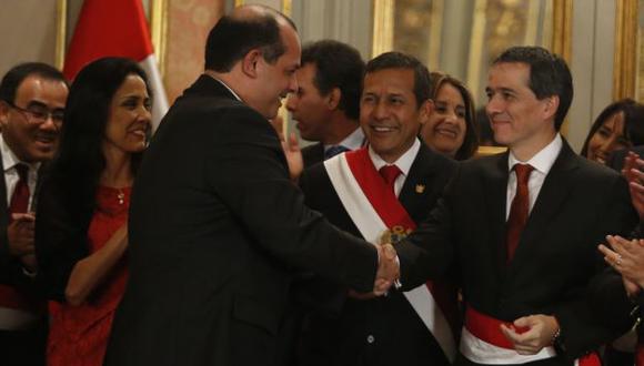 Luis Castilla saludó al nuevo ministro de Economía, Alonso Segura. (Martín Pauca)