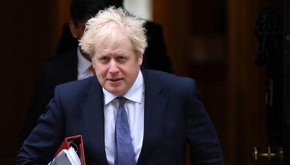 El primer ministro británico, Boris Johnson, abandona Downing Street para asistir a la reunión semanal del gabinete en Londres, el pasado 13 de octubre de 2020. (Daniel LEAL-OLIVAS / AFP)